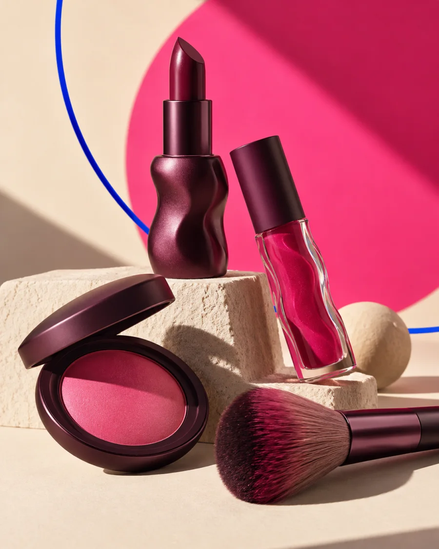 Composición editorial de maquillaje en tonos ciruela, rosa y azul